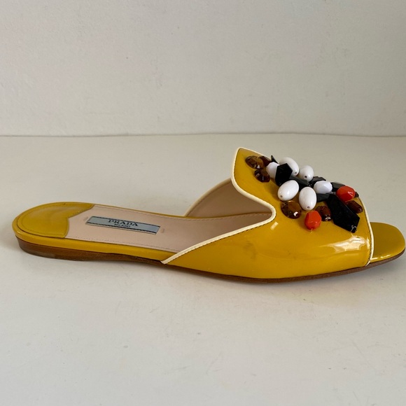 EUC ADORABLE YELLOW PRADA RUNWAY SLIDE WITH WHITE PIPING AND TRIBAL BEADS - Picture 7 of 7